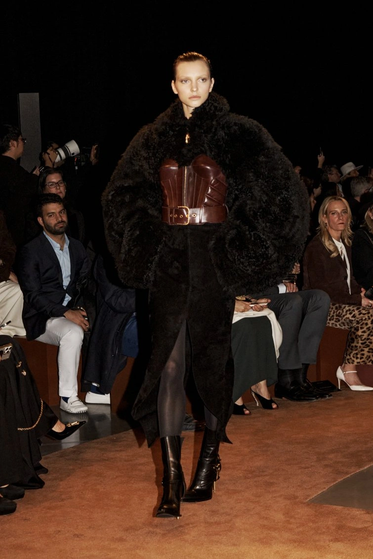 schiaparelli RTWFW2556 1894 67ca33c9d2e22 big.jpeg