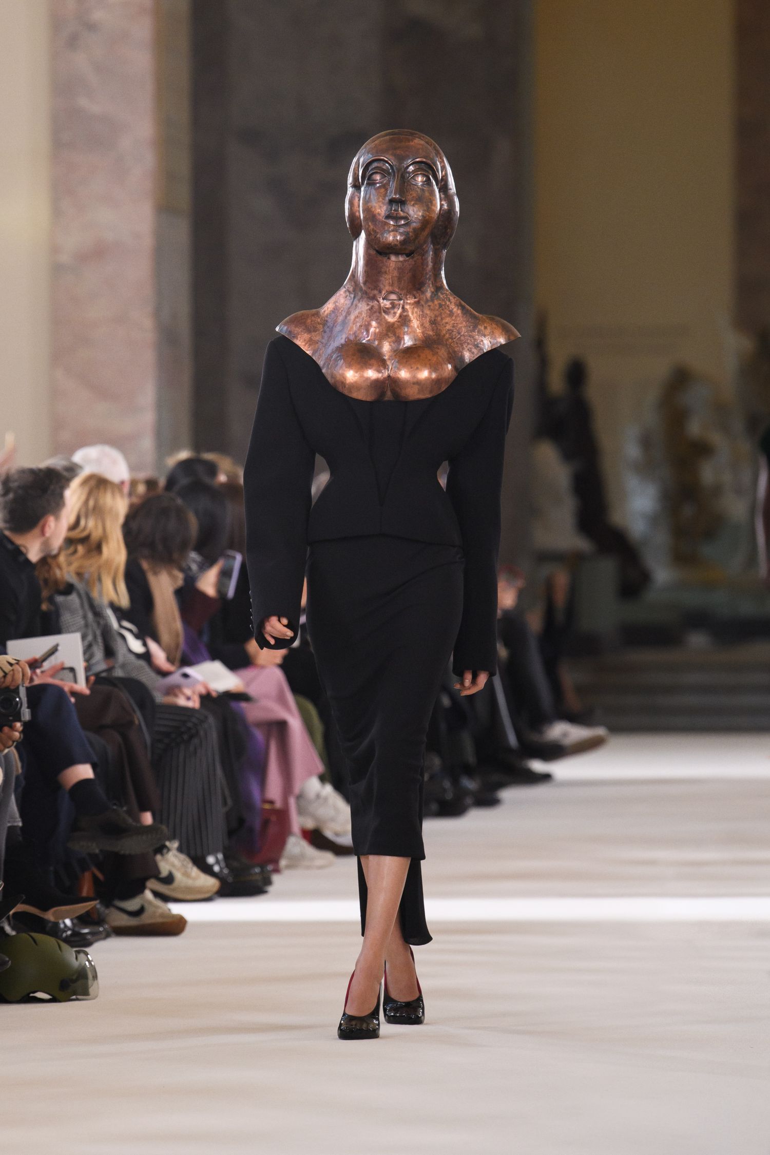Maison Schiaparelli Haute Couture SPRINGSUMMER 2023 16 / 32 LOOK 16