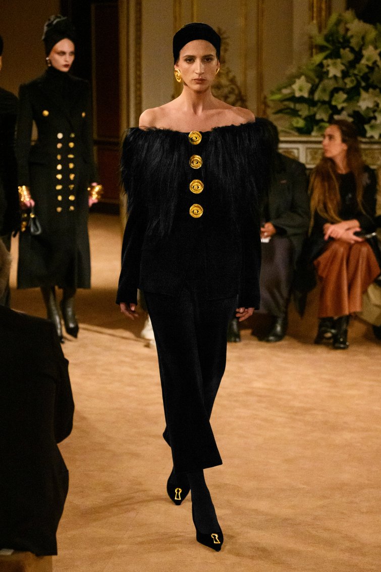 Maison Schiaparelli ReadytoWear FallWinter 2023/24 10 / 34 LOOK 10
