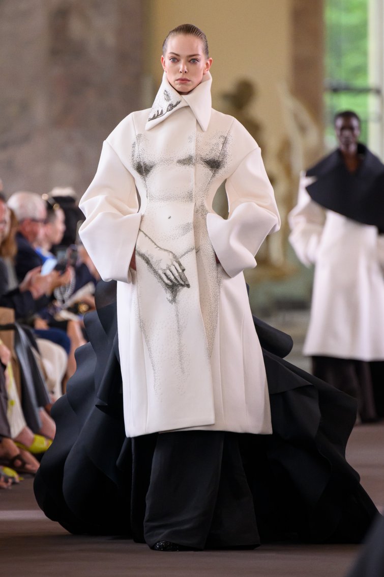 Maison Schiaparelli - Haute Couture Fall-Winter 2023/24 : 2 / 30 - LOOK 2