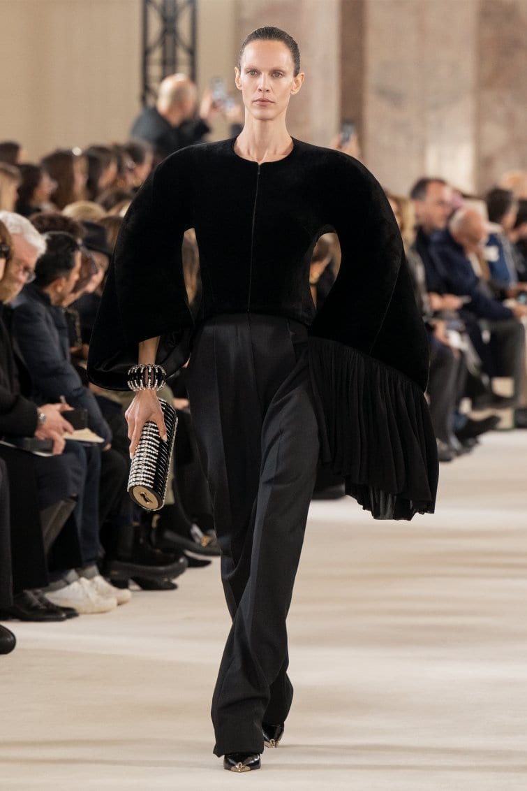 Maison Schiaparelli - Haute Couture Spring-summer 2024 : 2 / 32 - LOOK 2