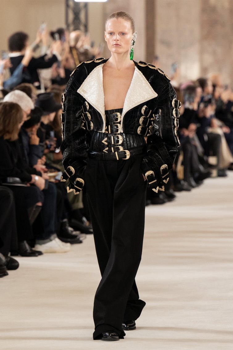 Maison Schiaparelli Haute Couture Springsummer 2024 8 / 32 LOOK 8