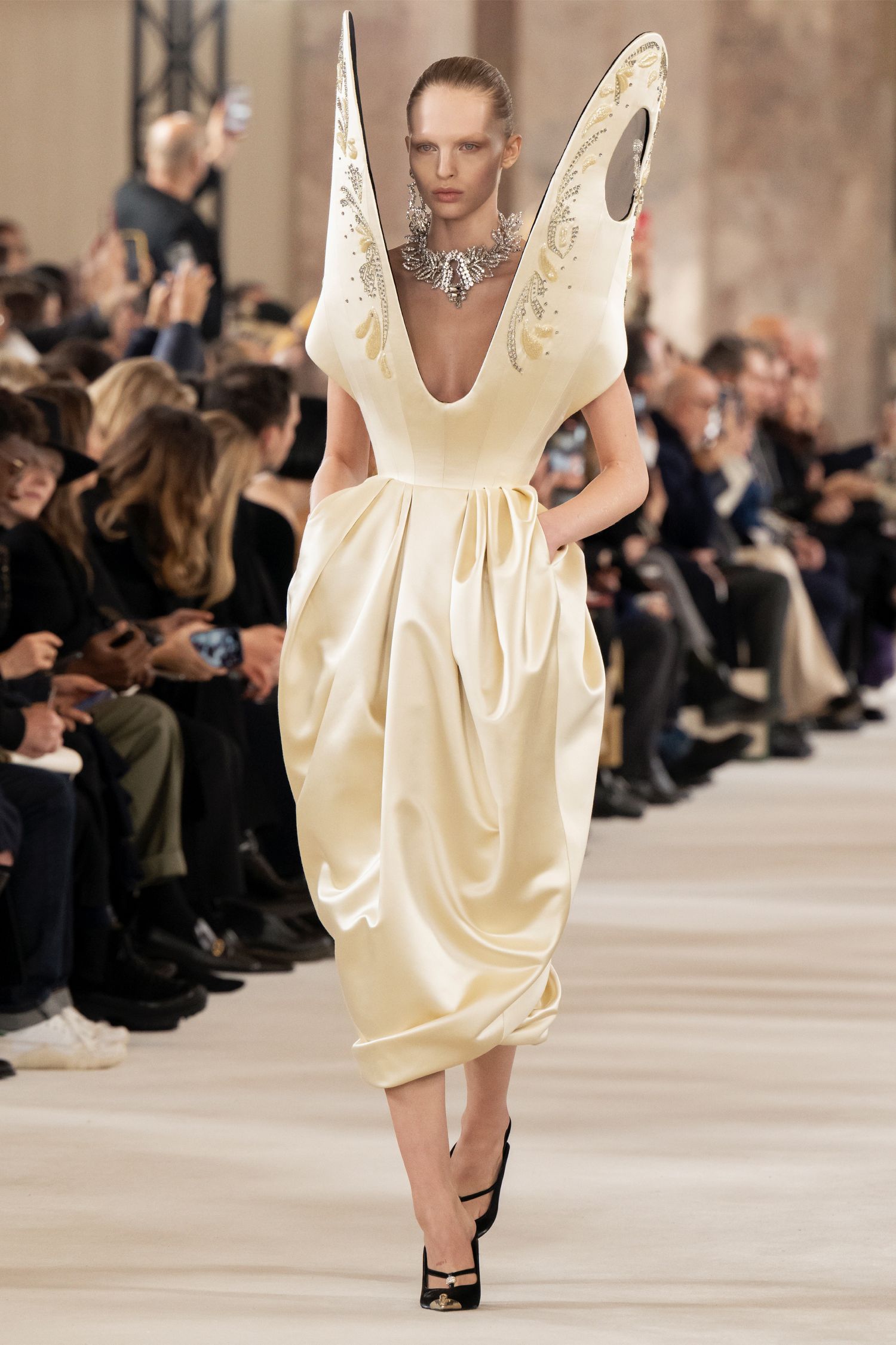 Maison Schiaparelli - Haute Couture Spring-summer 2024 : 18 / 32 - LOOK 18