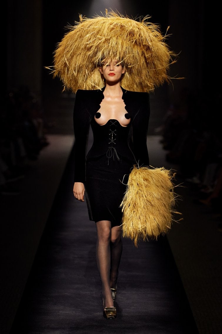 Schiaparelli Haute Couture Fall Winter 2021-2022 - RUNWAY MAGAZINE ®  Official